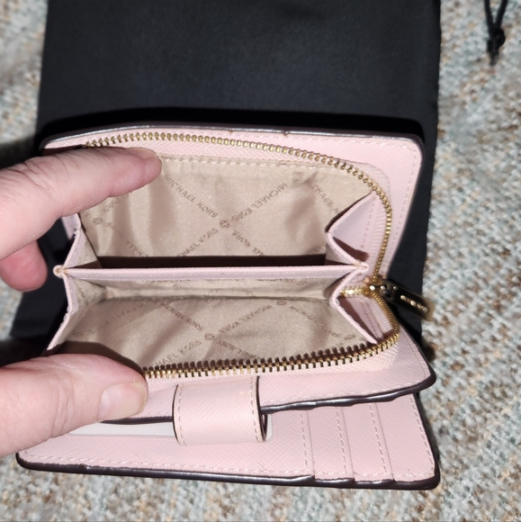 NWOT MICHAEL KORS JET SET TRAVEL BLOSSOM 35T9RT  BI-FOLD PLUS DUST BAG - Picture 3 of 13